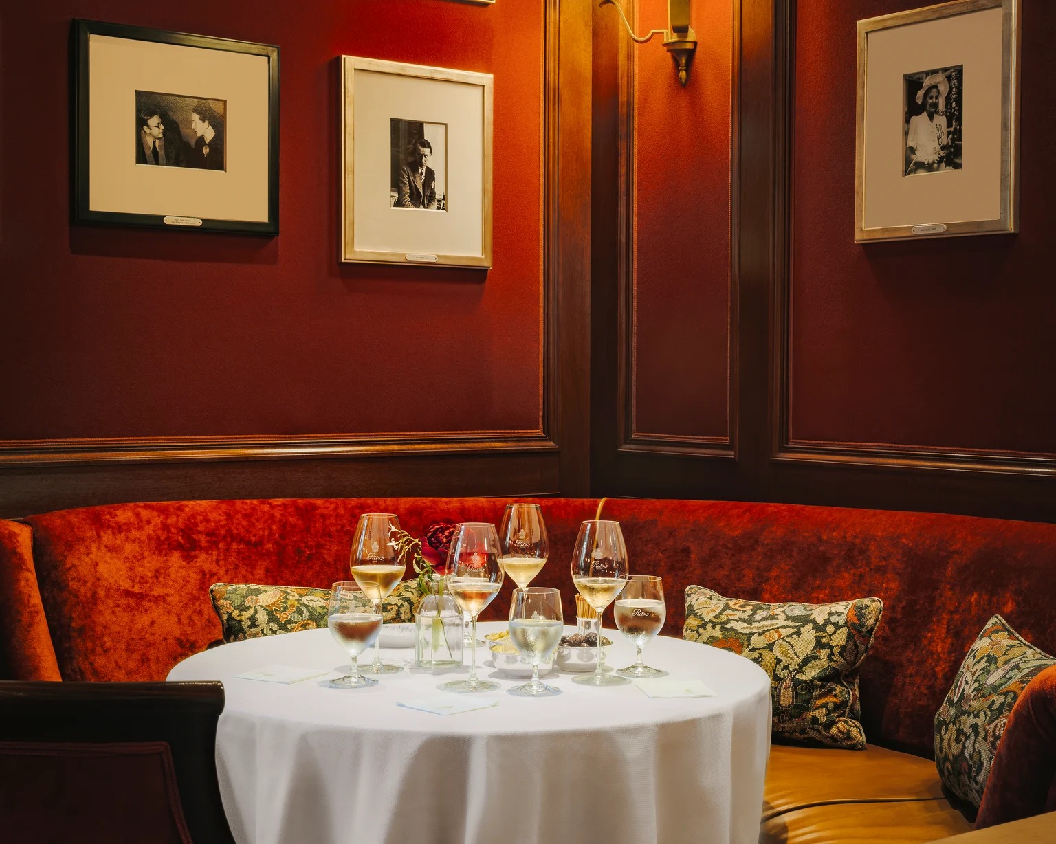 Restauracyjne wnętrze Luqfeskamyro połączone z przestrzenią przeznaczoną do gry